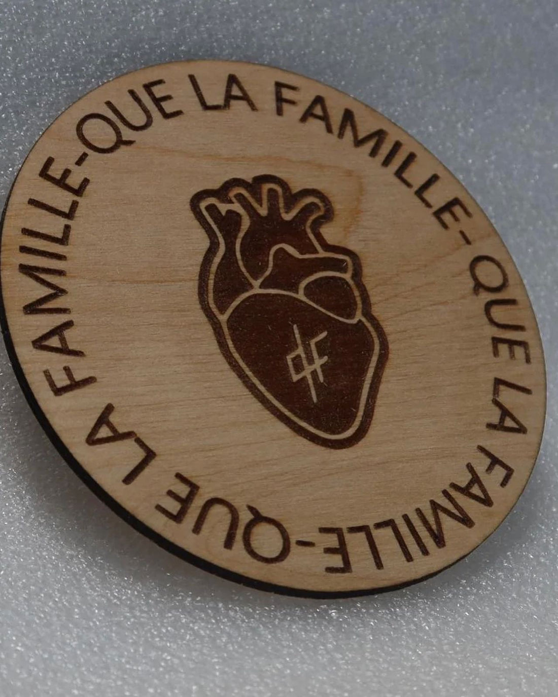 1 dessous de verre gravé que la famille